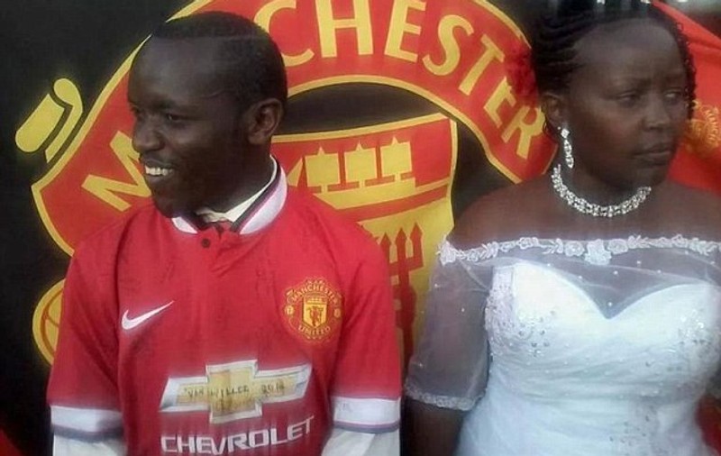 INCREDIBIL! "Costumul" său de ginere a fost tricoul celor de la Manchester United! 