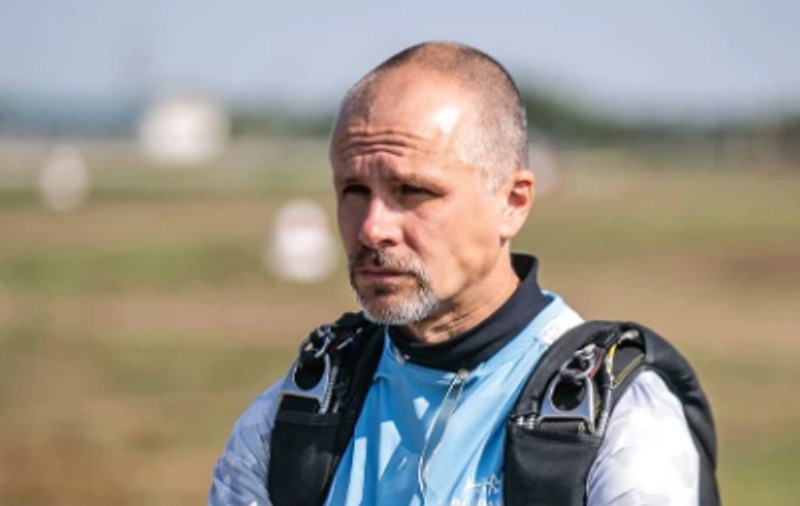 „Minunea parașutismului din Rusia” a murit după ce a aterizat în apă, cu mare viteză, la un concurs organizat în onoarea zilei președintelui Putin