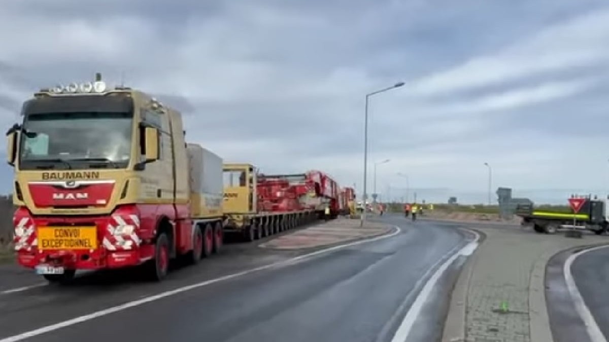 Transport agabaritic de mari dimensiuni pe un drum din România