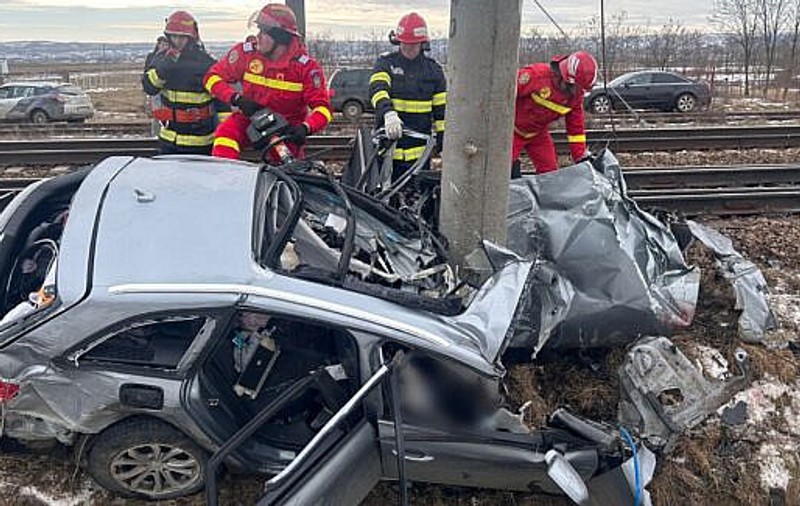 Doi morţi şi doi copii răniţi grav, după ce mașina în care se aflau a fost lovită de un tren, în Suceava