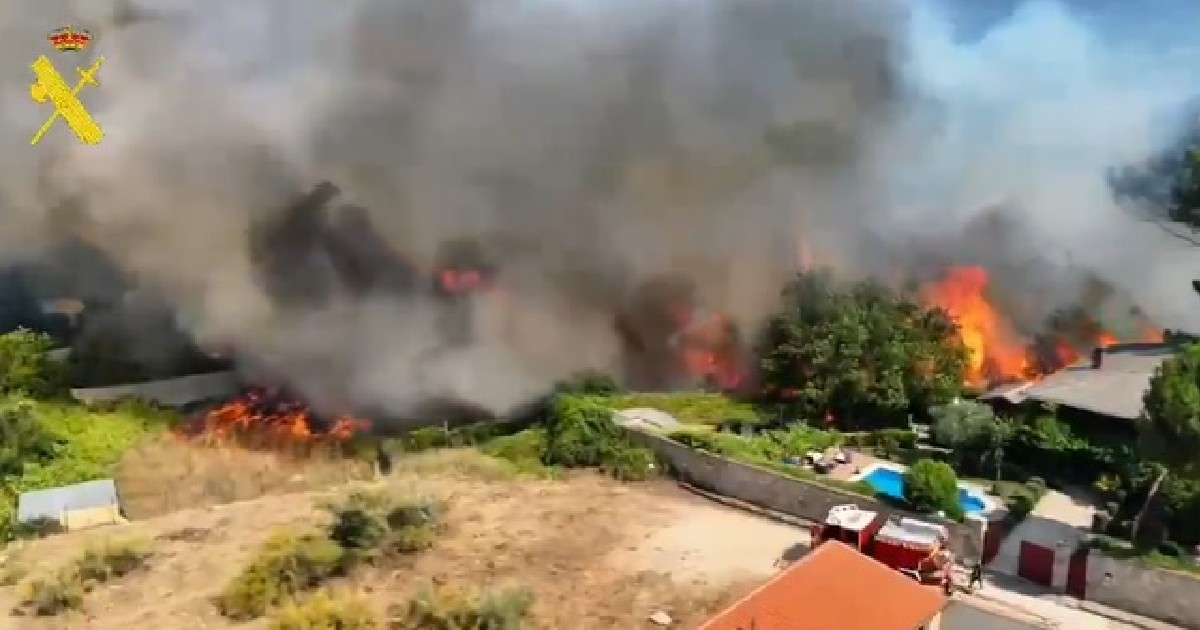 Incendiu de vegetație extins lângă o casă
