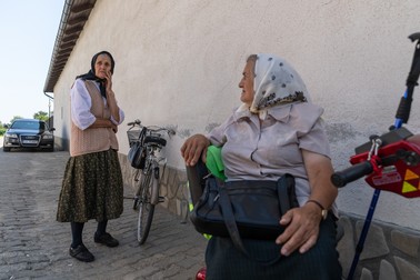 Domnica (dreapta) îi mărturisește cumetrei că s-a vaccinat la Rădăuți