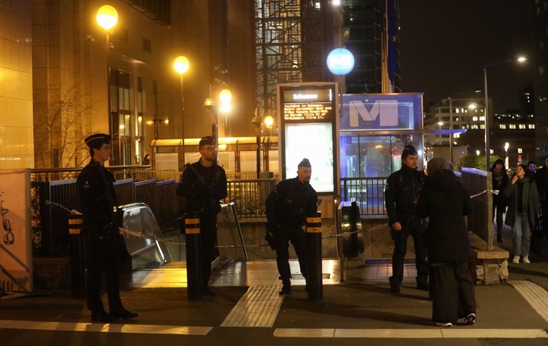 Atac cu cuțitul într-o stație de metrou din Bruxelles, lângă sediul Comisiei Europene. Agresorul a fost arestat