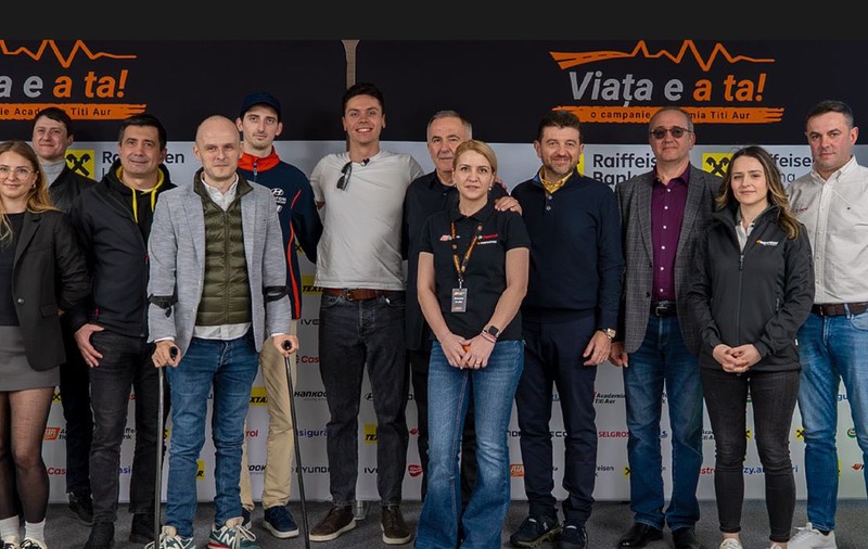 „Așa îți dai seama cât de repede se poate termina totul pe șosea”. Am testat simulatoarele de accident și derapaj la cursurile de conducere defensivă „Viața e a ta”, unde a fost prezent și David Popovici