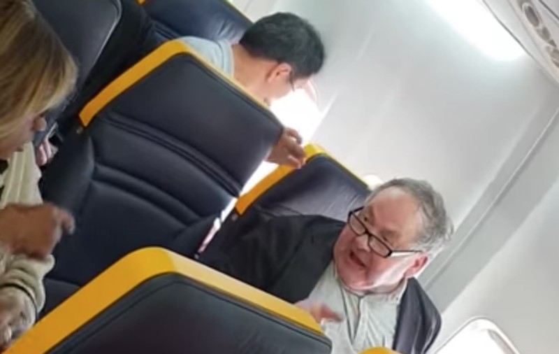 VIDEO / Incident rasist la bordul unui avion. A refuzat să stea lângă o pasageră de culoare! Acuzații grave aduse companiei aeriene