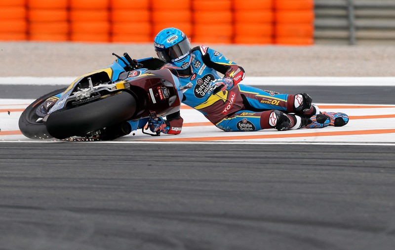 Un accident a întrerupt Marele Premiu al Valenciei la moto3. Mai mulți piloți, implicați în carambol