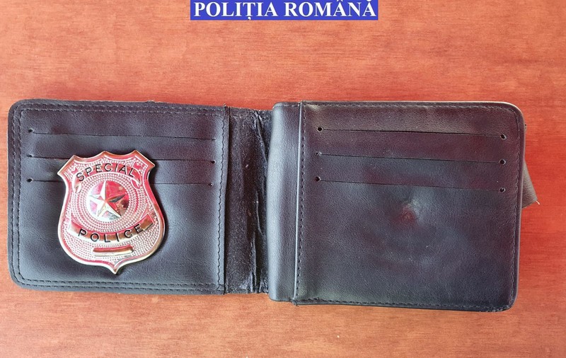 Doi bărbați care s-au dat drept polițiști au jefuit un vârstnic din Vâlcea, după ce l-au acuzat că deține bani falși