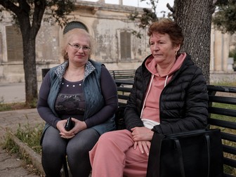 Mioara (stânga) și Neta (dreapta), ambele din Craiova, lucrează ca badante în orașul Cursi, provincia Lecce. Italia, mai 2022