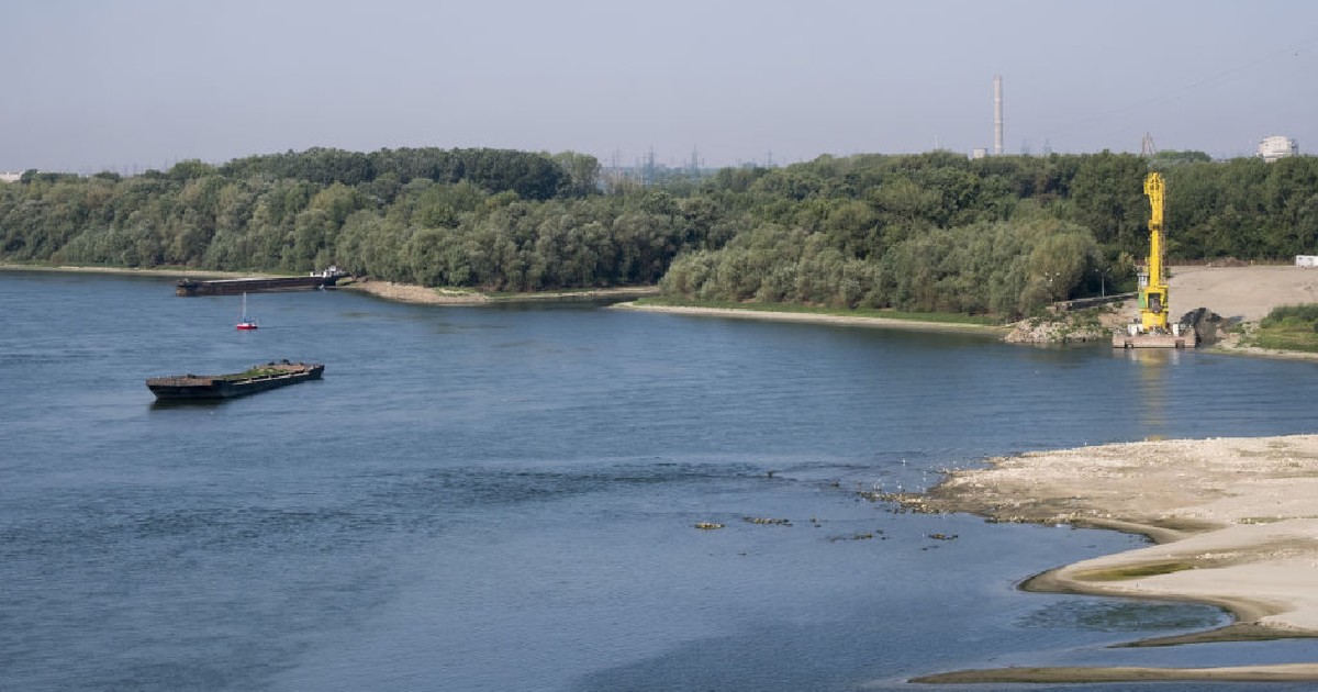 Nave comerciale sunt ancorate pe Dunăre, în apropierea orașului Giurgiu, în sudul României, pe 20 august 2022.