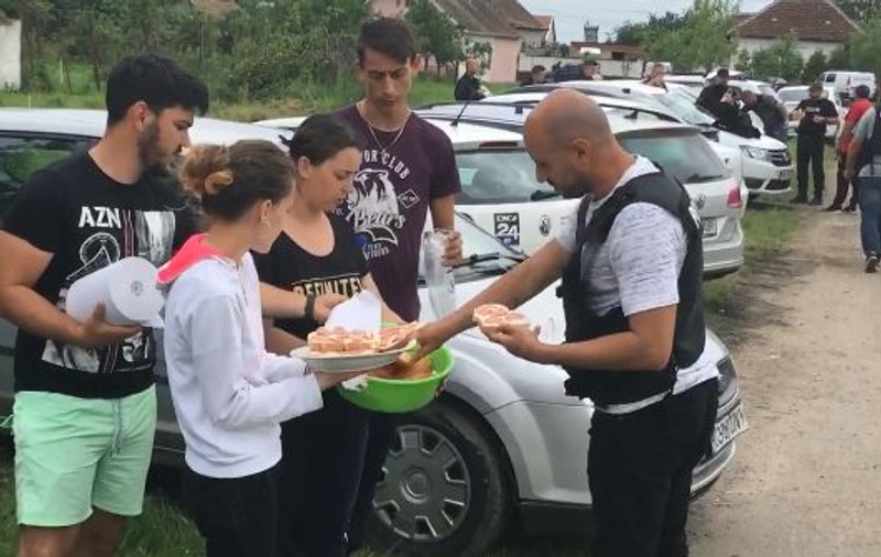 VIDEO | Gestul făcut de locuitorii din Izvin pentru polițiștii care îl caută pe asasinul polițistului Cristian Amariei