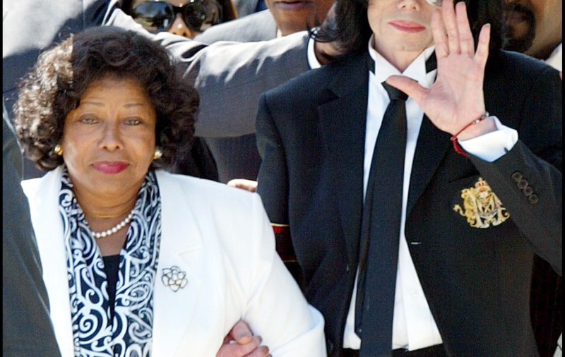 Katherine Jackson: "Michael nu voia să fie ca o vacă, plin de pete, şi s-a operat!"