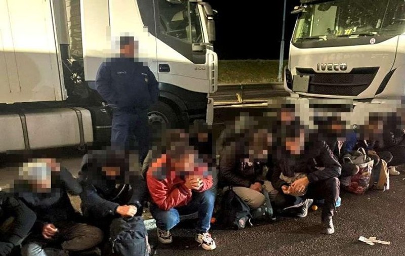 Polițiști de frontieră, înjunghiați de traficanții de migranți, într-o parcare de camioane de pe A1: „Au fost trase 13 focuri de armă”