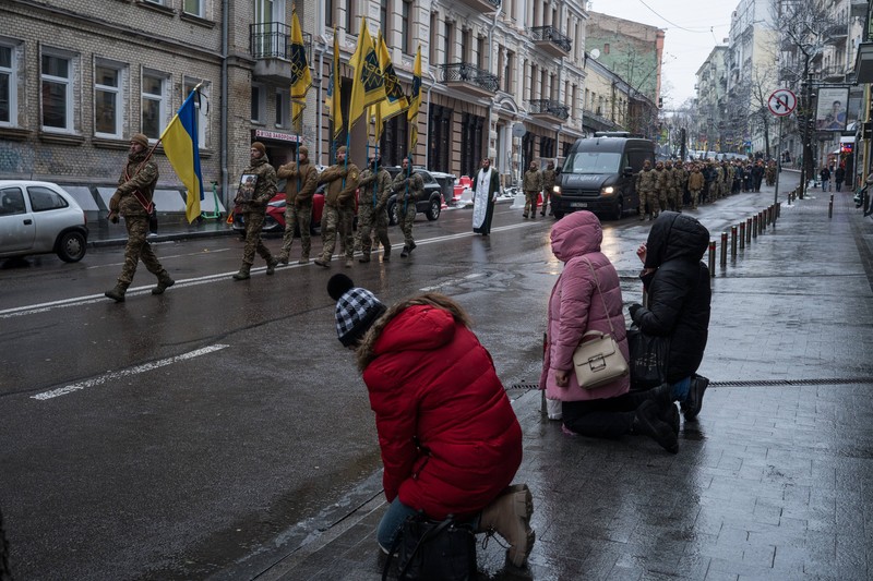 Locuitorii din Kiev participă la ceremonia de rămas bun pentru Dmytro Ostrovskyi, lunetist al Regimentului Azov, care s-a alăturat Forțelor Armate ale Ucrainei în 2023, la vârsta de 18 ani, la Kiev, Ucraina, 14 decembrie 2025. Foto: Imago