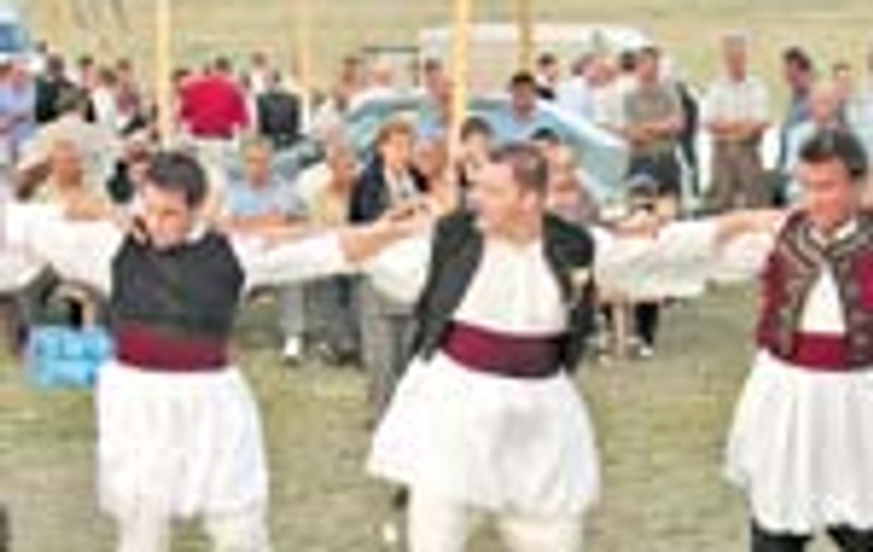 Romanii s-au inghesuit la mancare si voie buna 