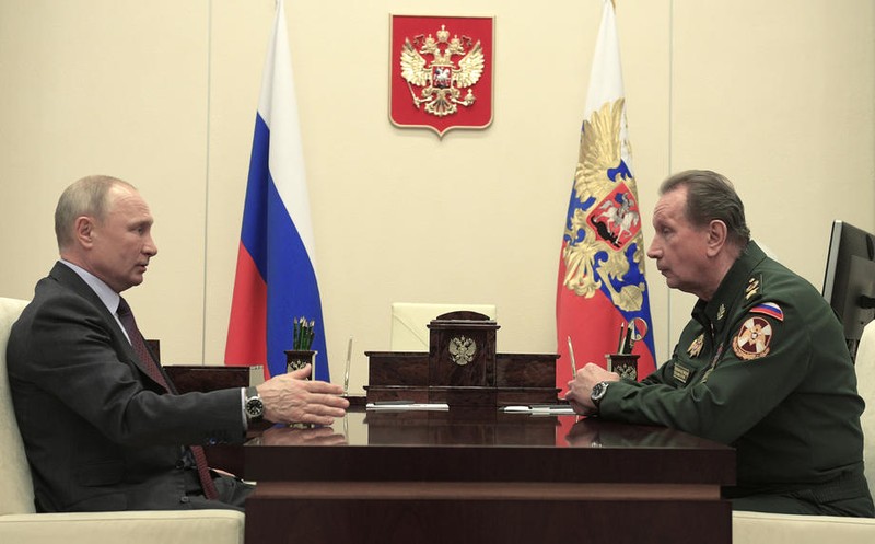 Vladimir Putin și Viktor Zolotov, comandantul Gărzii Naționale din Rusia (foto EPA)