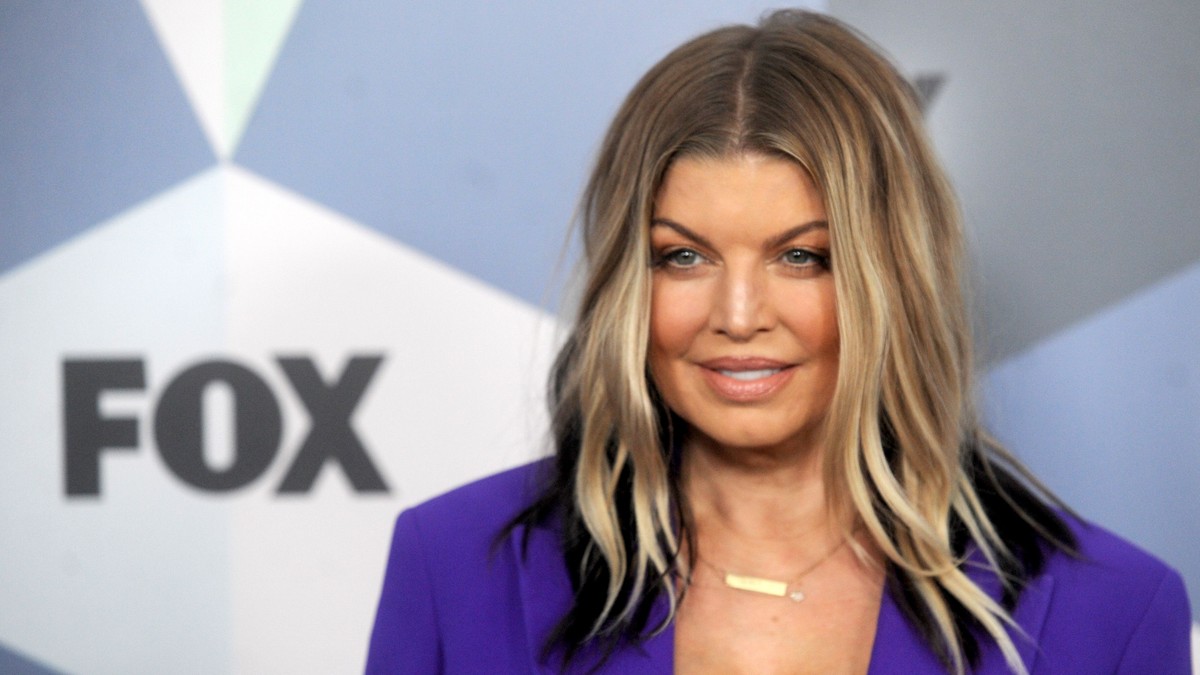 Comcast oferă 65 de miliarde de dolari pentru Fox, intrând în luptă directă cu Walt Disney, care anterior a anunțat o ofertă de 52 de miliarde de dolari. Fergie la un eveniment Fox, cu logo-ul Fox în spate