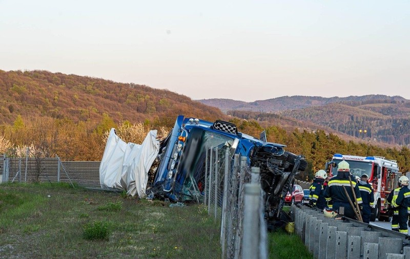 Șofer român de TIR orbit de soare, colegul lui de echipaj a fost luat cu elicopterul ca să fie salvat, în Austria