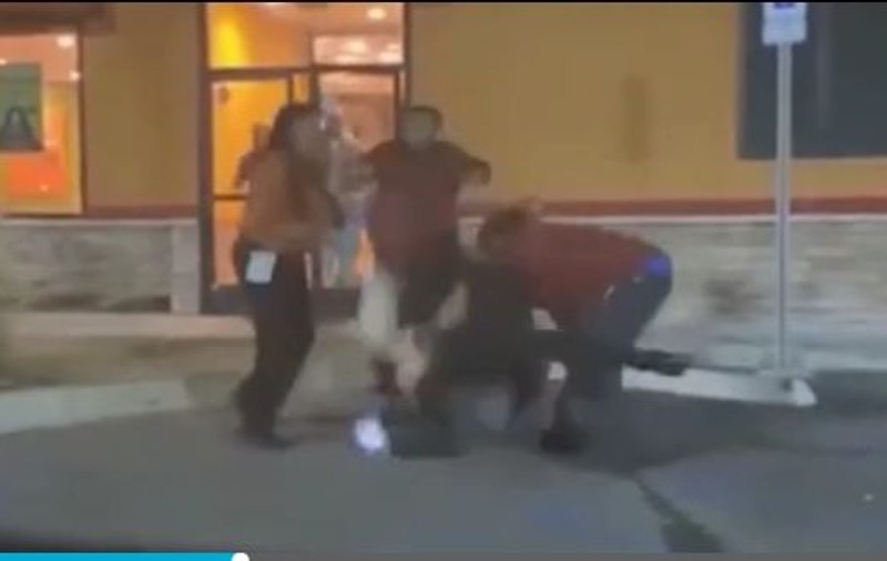 Un angajat al unui fast-food a atacat brutal o clientă după ce femeia i-a reproșat o greșeală făcută de el