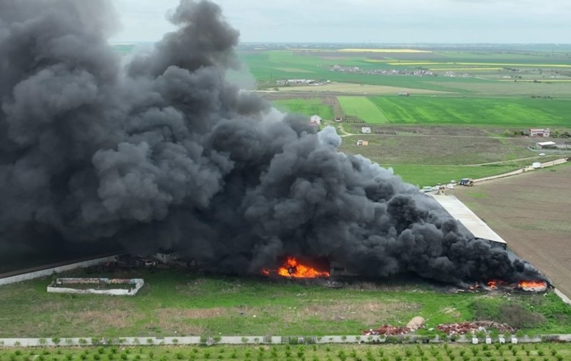 VIDEO | Imagini filmate cu drona de la incendiul de la un depozit de deșeuri din Techirghiol. Zeci de pompieri au intervenit