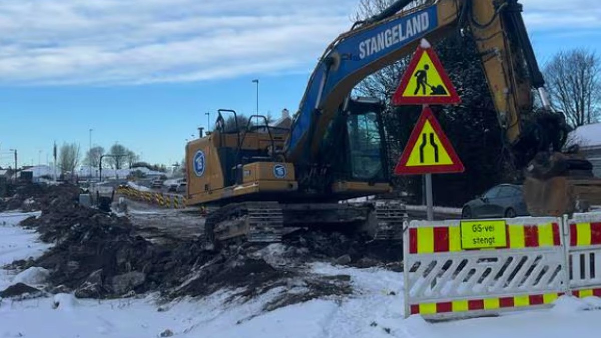 Acest excavator a scos din pământul acoperit cu zăpadă milioane de coroane
