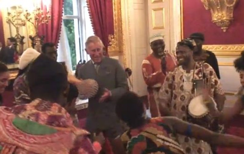Video | Uite cum dansează Prinţul Charles pe ritmuri africane! 