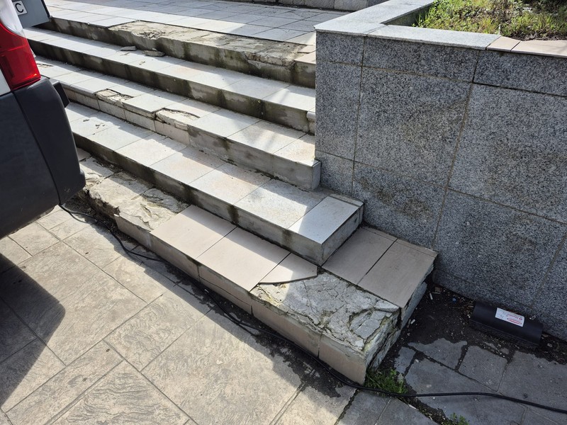 Scările pavilionului din Constanța sunt sparte și cu plăci lipsă.