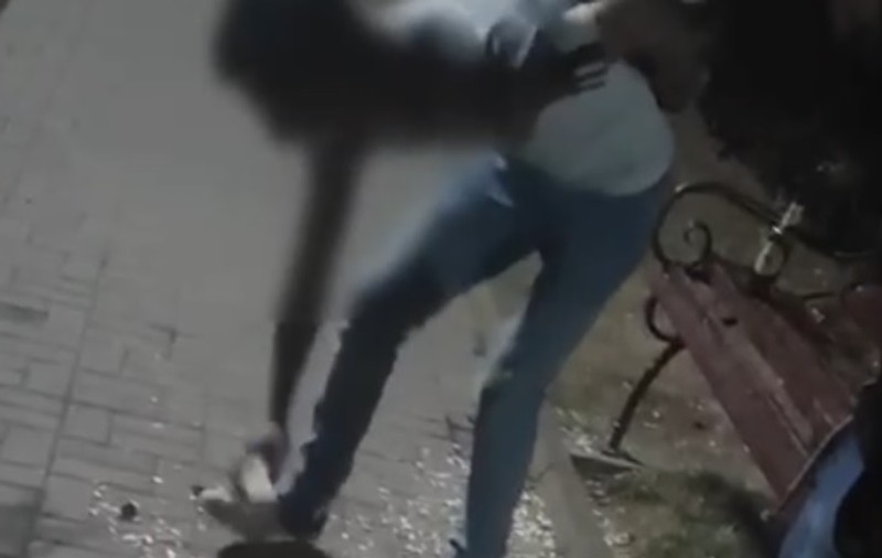 Tânăr pus să măture cojile de seminţe pe care le aruncase într-un parc din Târgu Ocna. Poliţia: A fost ajutat să regăsească simţul civic