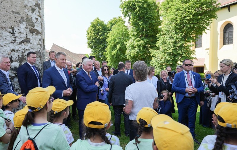 „O lume minunată” pentru Klaus Iohannis. Președintele, întâmpinat de un cor de copii la Sibiu - VIDEO