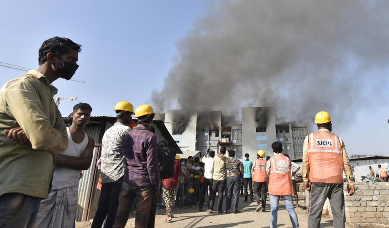 Muncitorii fabricii de vaccinuri din Pune au fost evacuați după izbucnirea unui incendiu puternic într-una dintre clădirile aflate în construcție FOTO: EPA-EFE/STR