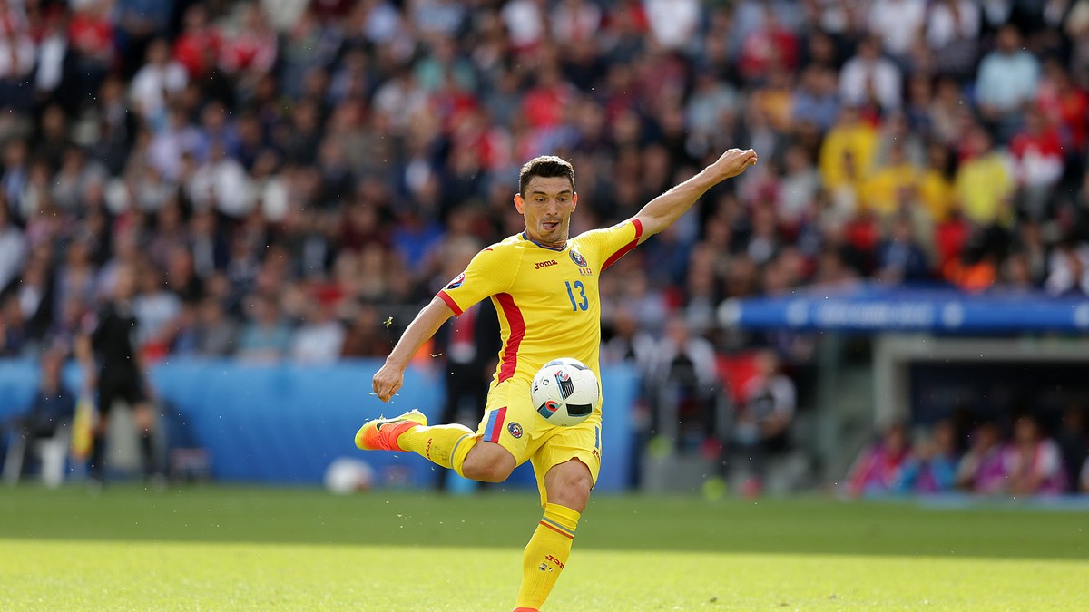 Claudiu Keșeru, șutând la poartă în timpul meciului România - Elveția (1-1) de la Euro 2016. (FOTO: HEPTA)