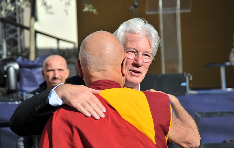 Richard Gere a adormit în timpul ceremoniei în care Dalai Lama a primit titlul de Doctor Honoris Causa la Pisa