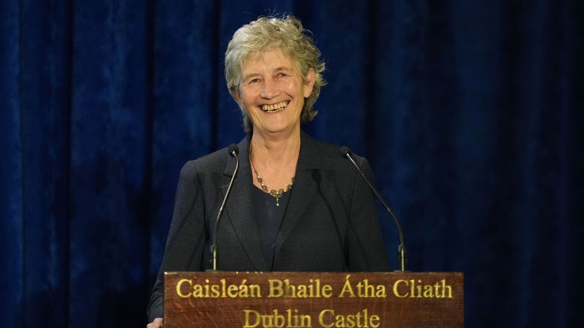 Candidata independentă Catherine Connolly ține un discurs după ce a fost numită noul președinte al Irlandei la St Patrick's Hall, Castelul Dublin, înlocuindu-l pe Michael D Higgins, care a îndeplinit cele două mandate maxime de șapte ani.