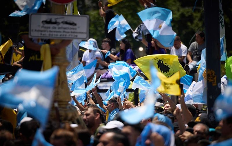 Argentina a devalorizat moneda națională cu 50 % și anunță un program dur de austeritate. „Scopul este să evităm dezastrul”