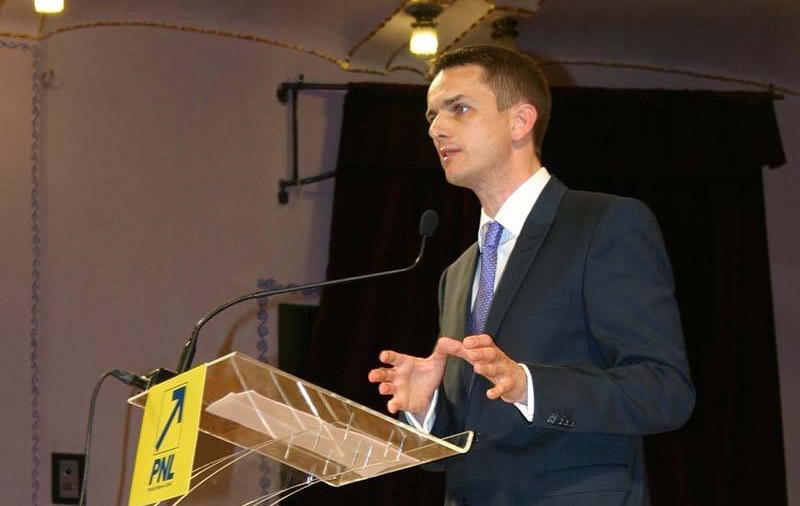 AKOȘ MORA, de la PNL, și-a dat demisia din SENAT. Este prima PLECARE din PARLAMENT, după ALEGEREA LUI IOHANNIS
