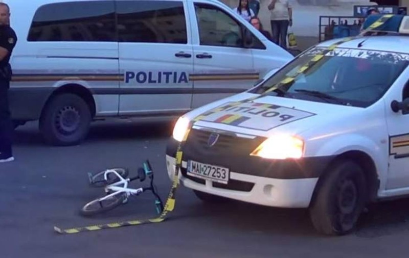 Un băiețel de 8 ani din Călărași, aflat pe bicicletă, a fost lovit de o mașină de poliție aflată în misiune