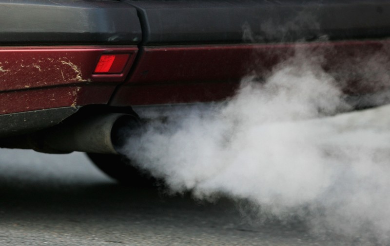 Șapte țări din UE cer Bruxelles-ului norme de emisii CO2 mai aspre. Europa se ceartă din nou pe viitorul mașinilor pe benzină și diesel