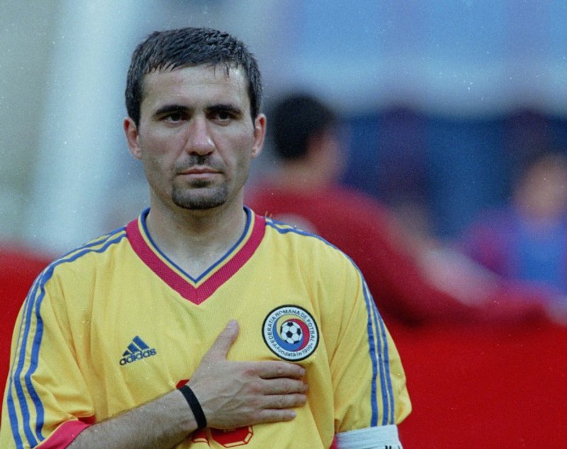 Gică Hagi, magicianul României, împlinește astăzi 51 de ani! Și-a iubit naționala la fel de mult cât și-a iubit mama! Noi de ce nu l-am iubi o viață? GALERIE FOTO & VIDEO