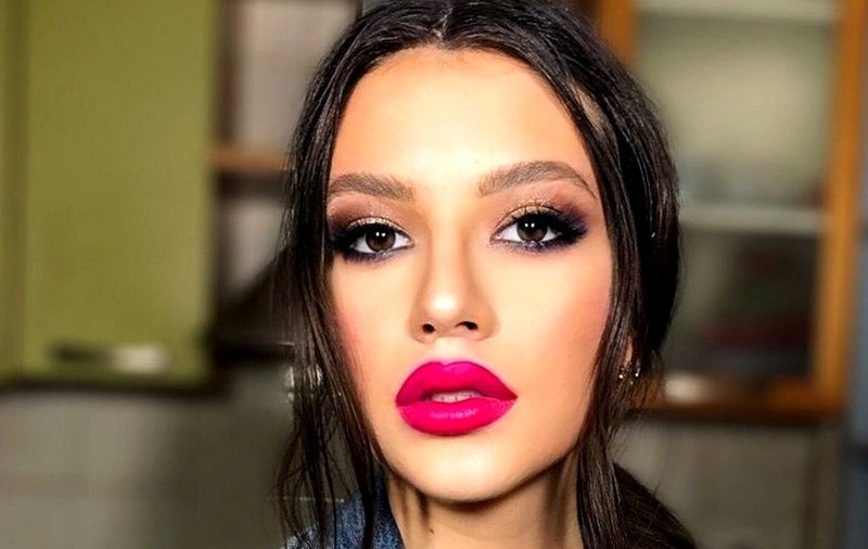 Cleopatra Stratan, într-o ipostază provocatoare. Artista s-a pozat după ce a ieșit de la duș