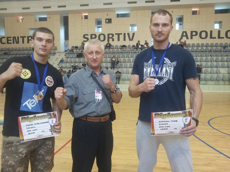 Tudor Simionov (dreapta), alături de antrenorul Nicu Căpușneac (centru)