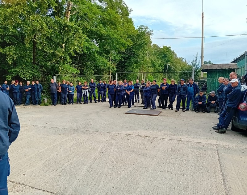 Zeci de muncitori protestează la Uzina Mecanică Plopeni. Oamenii cer plecarea „specialilor” aduși de conducere: „DNA a venit să strice treburile”