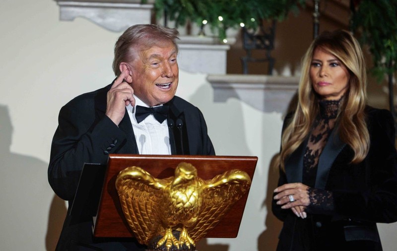 Trump le-a vorbit americanilor despre lupta cu inflația, apoi a deviat brusc și le-a povestit cum Melania își sortează și calcă lenjeria intimă