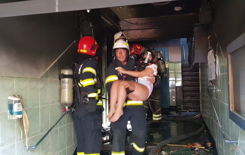 Explozie într-un bloc din Calea Giulești, din București. Într-un apartament de la parterul imobilului au izbucnit în flăcări