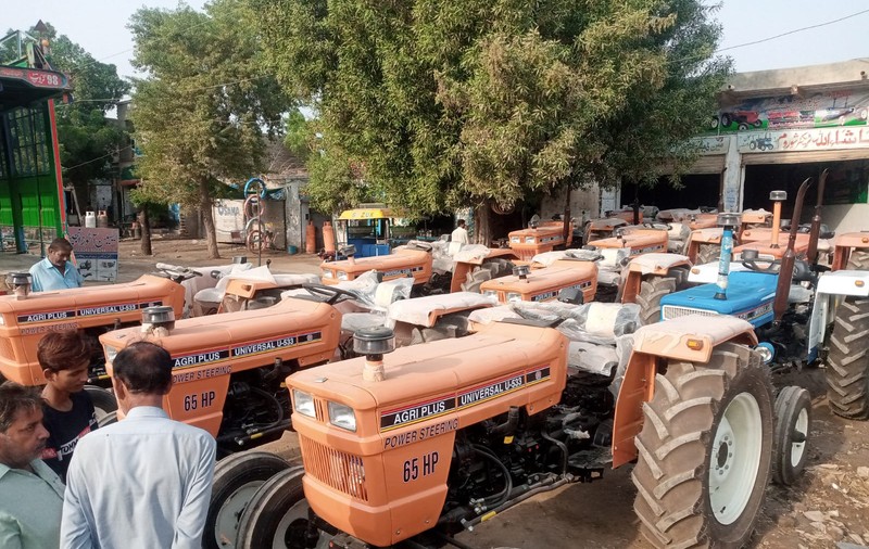 EXCLUSIV | Tractorul românesc Universal, produs cu succes în Pakistan. „Îl putem exporta oriunde în lume”, susține unul dintre proprietarii firmei