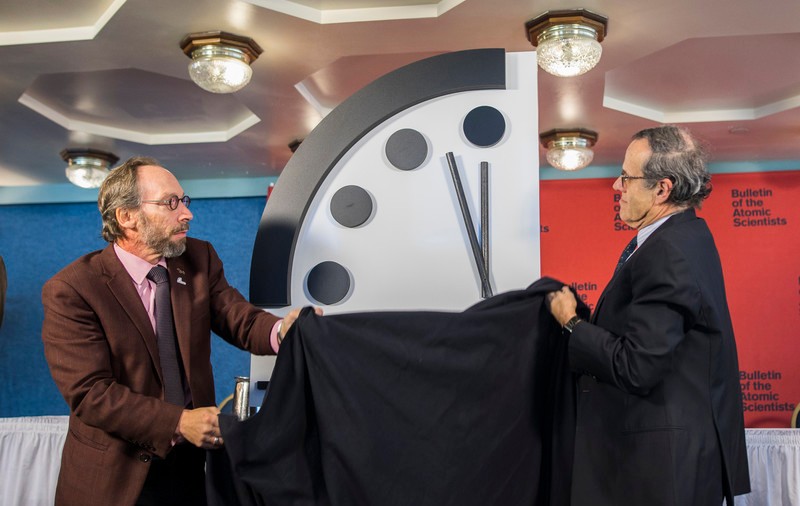 Ceasul Apocalipsei rămâne la 100 de secunde înainte de miezul nopţii. Acţiunile pozitive ale omenirii, contrabalansate de regresul în domeniul nuclear şi climatic