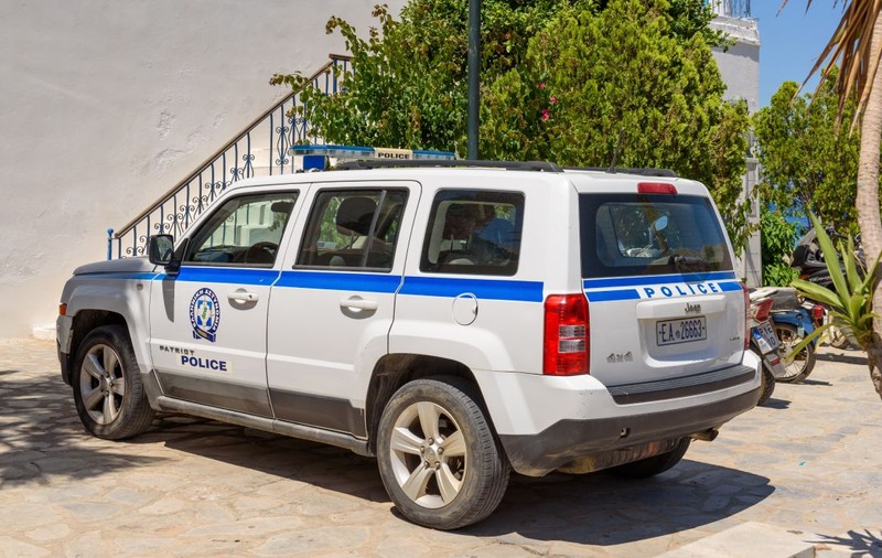 Turiști lăsați fără mașină de polițiștii din Grecia și trimiși acasă pe jos după o greșeală filmată în trafic