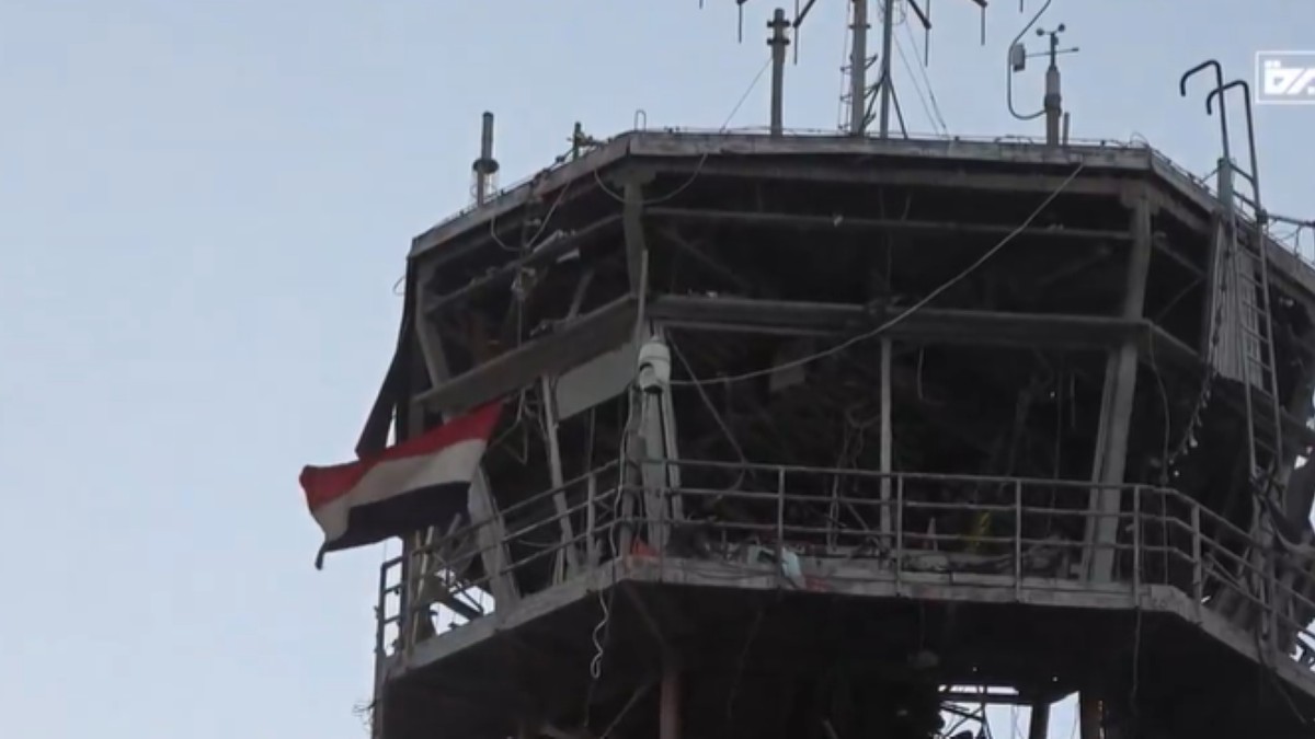 Imagine cu turnul de control al aeroportului Sanaa din Yemen, după atacurile lansate de Israel.