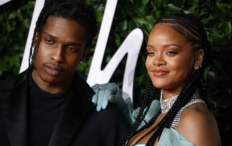 Rihanna este însărcinată cu primul ei copil. Primele imagini cu artista gravidă