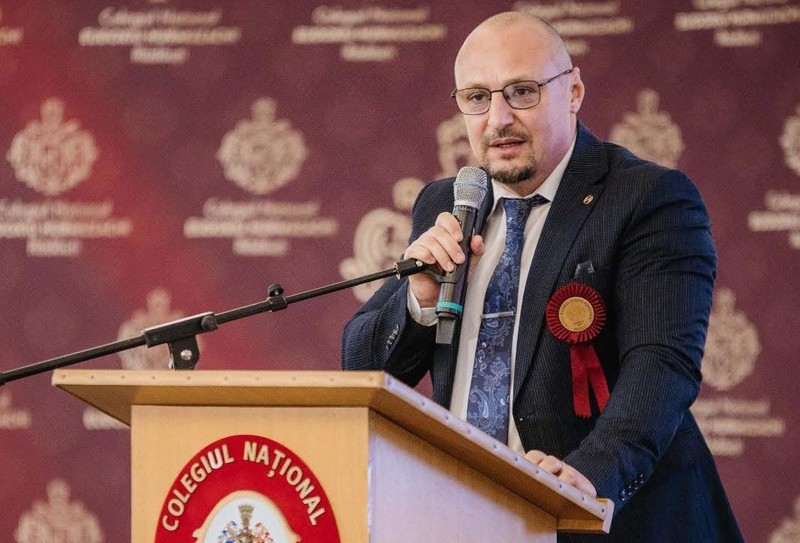 Profesorul de istorie Adrian Puiu, directorul Colegiului Național „Eudoxiu Hurmuzachi” din Rădăuți, județul Suceava, se numără printre cei 34 de candidați care au luat nota 10. Foto: arhivă personală