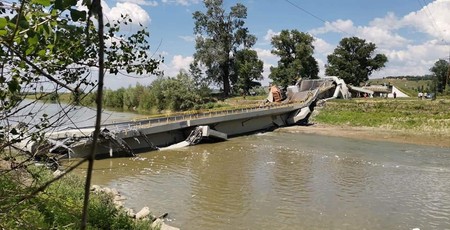 Podul peste Siret care s-a prăbușit joi | Foto: Facebook Dezmembrări Roman