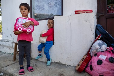Cătălina, 5 ani, şi-a ales un ghiozdan de grădiniţă, iar fratele ei, David, 3 ani, un ursuleţ